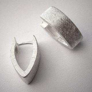 Schicke Creolen aus eismatt gecrashtem 925er Silber - spitze Form - Klappcreolen - Ohrringe