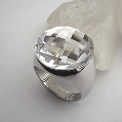 Aufflliger Ring aus Edelstahl mit glitzerndem Glasstein