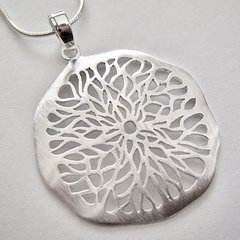 Groes Amulett aus 925er Silber mit floralen Mustern -...