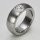Ring aus mattiertem und poliertem Edelstahl mit hochwertig geschliffenem weißen Glasstein - 8 mm - Fingerring - Größe 62