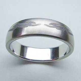 Ring aus Edelstahl mit gelasertem Tribal  - 7 mm - gravierter Fingerring - Größe 55