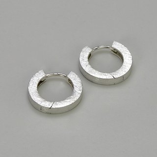 Zierliche Creolen aus hochwertig gecrashtem 925er Silber - Klappcreolen- Ohrringe