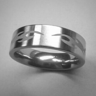 Ring aus mattiertem Edelstahl mit gelasertem Tribal - 7 mm - Fingerring - Größe 66