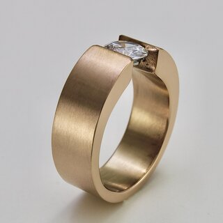 Eleganter Ring aus rosévergoldetem Edelstahl mit weißem hochwertig geschliffenem Glasstein - Spannringdesign - Fingerring - Größe 54