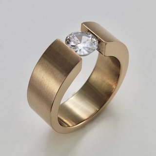 Eleganter Ring aus rosévergoldetem Edelstahl mit weißem hochwertig geschliffenem Glasstein - Spannringdesign - Fingerring - Größe 56