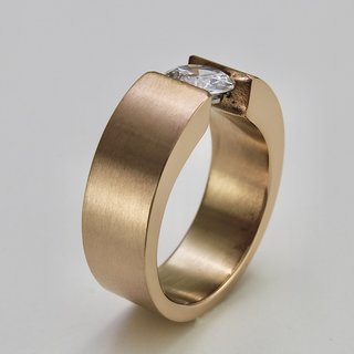 Eleganter Ring aus rosvergoldetem Edelstahl mit weiem hochwertig geschliffenem Glasstein - Spannringdesign - Fingerring - Gre 56