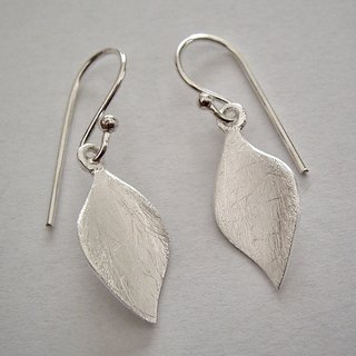 Ohrhnger Blatt aus beidseitig gecrashtem 925er Silber - Ohrringe - Sterlingsilber