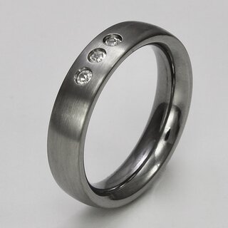Eleganter Ring aus fein mattiertem Edelstahl mit drei weißen Zirkonia - 5 mm - Bandring - Damenring - Größe 50