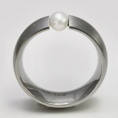 Spannring aus mattiertem Edelstahl mit weißer Zuchtperle - 9 mm - Perlenring - Fingerring - Größe 62