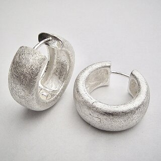 Edle Creolen aus eismatt gecrashtem 925er Silber -Klappcreolen -  Ohringe