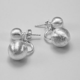 Geschickt veränderbarer Ohrstecker Ball aus mattglänzenden 925er Silber - Ohrringe