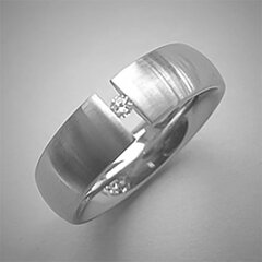 Eleganter Spannring aus mattiertem Edelstahl mit weiem...