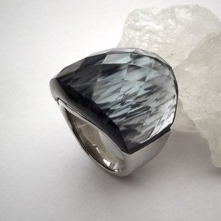 Aufflliger Solitrring aus Edelstahl mit facettiertem Glasstein Gre 60