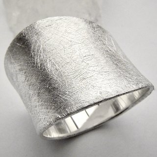 Eleganter asymmetrisch geformter Ring aus 925er Silber mit eismatt gecrashter Oberfläche