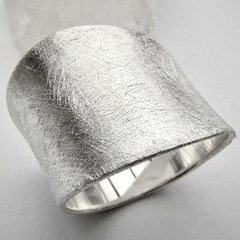 Eleganter asymmetrisch geformter Ring aus 925er Silber...