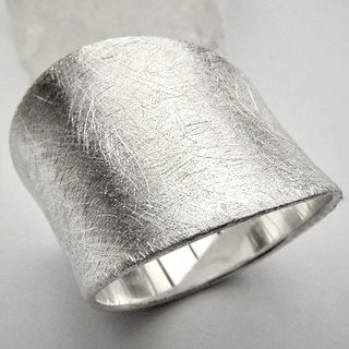Eleganter asymmetrisch geformter Ring aus 925er Silber mit eismatt gecrashter Oberflche 60
