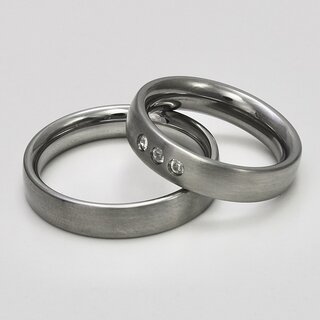 Eleganter Ring aus fein mattiertem Edelstahl mit drei weißen Zirkonia - 5 mm - Bandring - Damenring - Größe 53