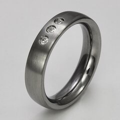Eleganter Ring aus fein mattiertem Edelstahl mit drei weißen Zirkonia - 5 mm - Bandring - Damenring - Größe 66