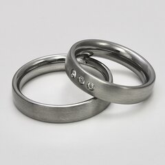 Eleganter Ring aus fein mattiertem Edelstahl mit drei weißen Zirkonia - 5 mm - Bandring - Damenring - Größe 66