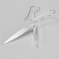 Ausdrucksstarke lange Ohrhänger aus eismattiertem...