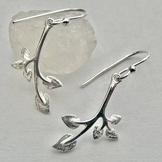 Ohrhänger Kleiner Zweig mit Blätten aus poliertem und mattiertem 925er Silber - florale Ohrringe - Sterlingsilber