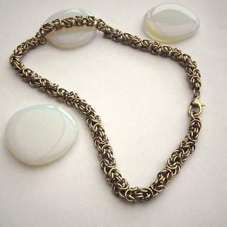 Goldfarbene Halskette aus Edelstahl