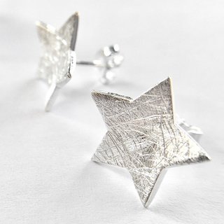 Gewölbte Ohrstecker Sterne aus eismattiertem 925er Silber - Ohrringe - Sterlingsilber