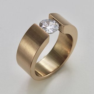 Eleganter Ring aus rosvergoldetem Edelstahl mit weiem hochwertig geschliffenem Glasstein - Spannringdesign - Fingerring