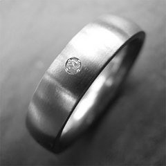 Eleganter Ring aus mattiertem Edelstahl mit weiem...