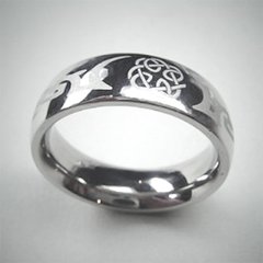 Ring aus Edelstahl mit gelasertem Tribal und keltischem...