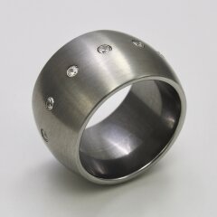 Auffälliger Ring aus edel mattiertem Edelstahl mit zwölf weißen Zirkonia - 15 mm - Edelstahlring - Größe 52