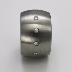 Auffälliger Ring aus edel mattiertem Edelstahl mit zwölf weißen Zirkonia - 15 mm - Edelstahlring - Größe 52