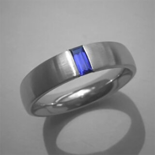 Eleganter Spannring aus fein mattiertem Edelstahl mit synthetischem Saphir - 5 mm - Fingerring - Gre 49